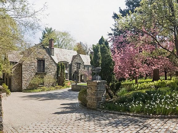 5th image of 517 Fishers Rd