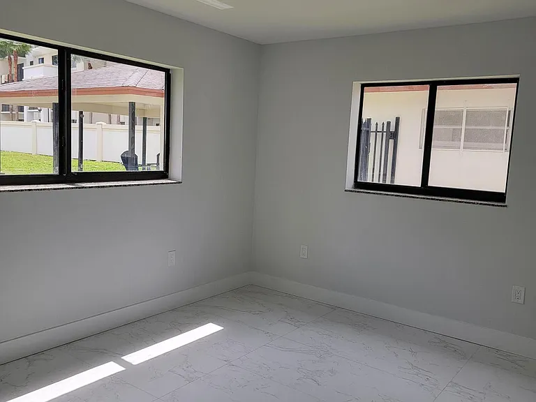 240 SW 7th St #9 — Photo 11
