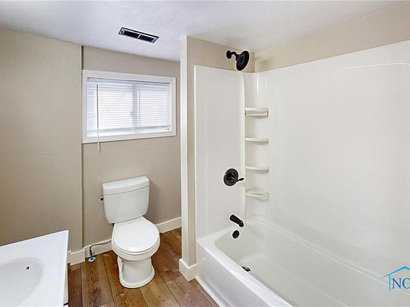 4th image of 305 Venice Dr
