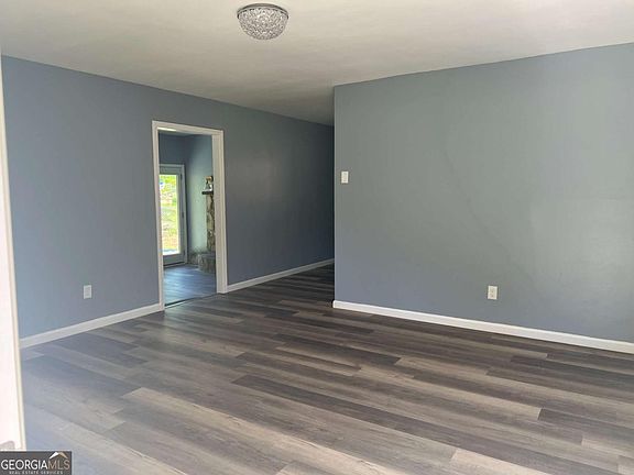 3rd image of 2875 Carriage Ln