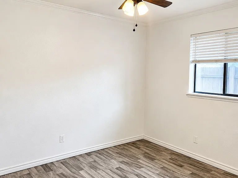 4253 Hartford Dr — Photo 3