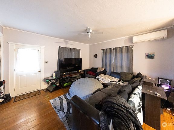 5th image of 138 McArthur Street S