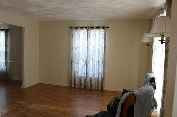 5th image of 8 Oak View Dr