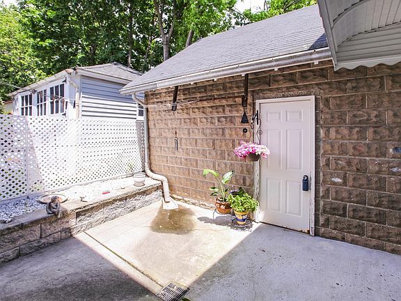 5th image of 92 Waller Ave