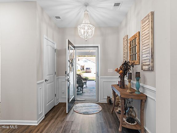 5th image of 587 Dellcastle Court NW