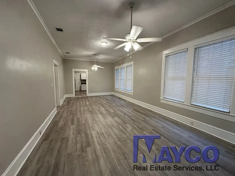 442 Robinson Pl — Photo 1