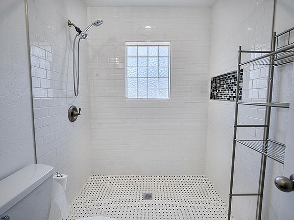 3rd image of 207 S Delaware St