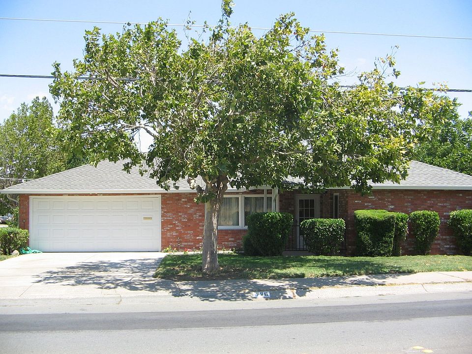 Great Curb Appeal!