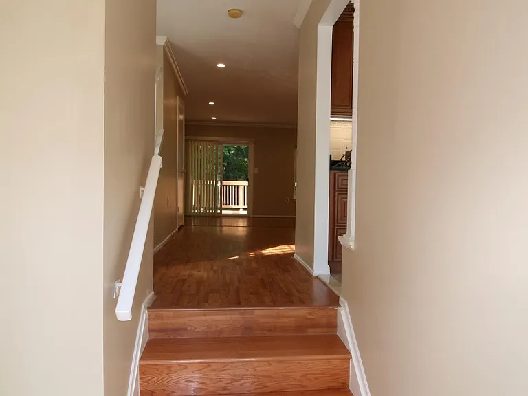 512 Suffield Dr — Photo 11
