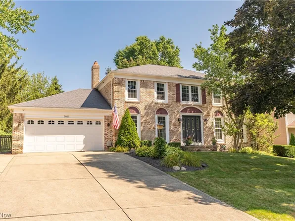 2825 River Run Cir NW, North Canton, OH 44720