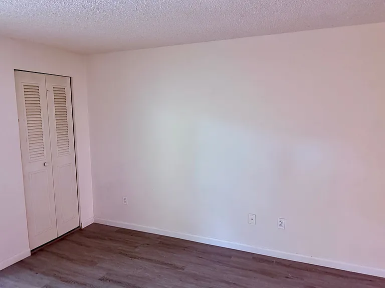 Single level top floor 2 bed Flat w/nice sized deck — Photo 6