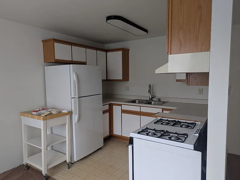 668 NE Johnson St — Photo 2