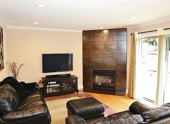 2nd image of 523 Shadywood Ln