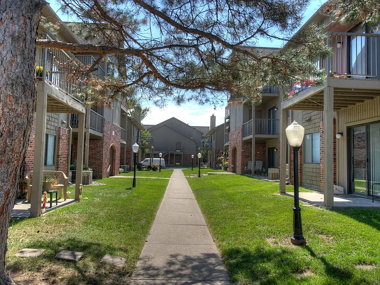 Raintree Apartments — Photo 40