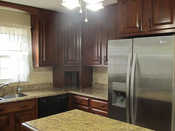 5th image of 494 Walton St