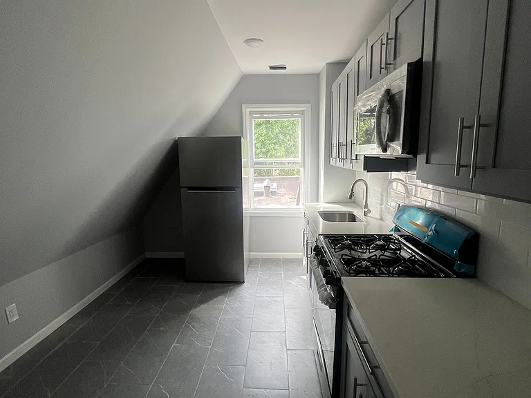 55 9th Ave #3 — Photo 4