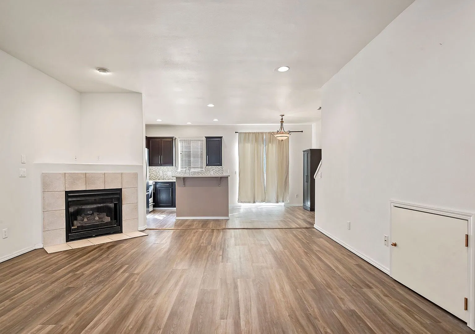Tualatin Beauty 3 Bed/3bath Townhome + 1 Car Garage + W/D + Fenced Patio/Yard! — Photo 4