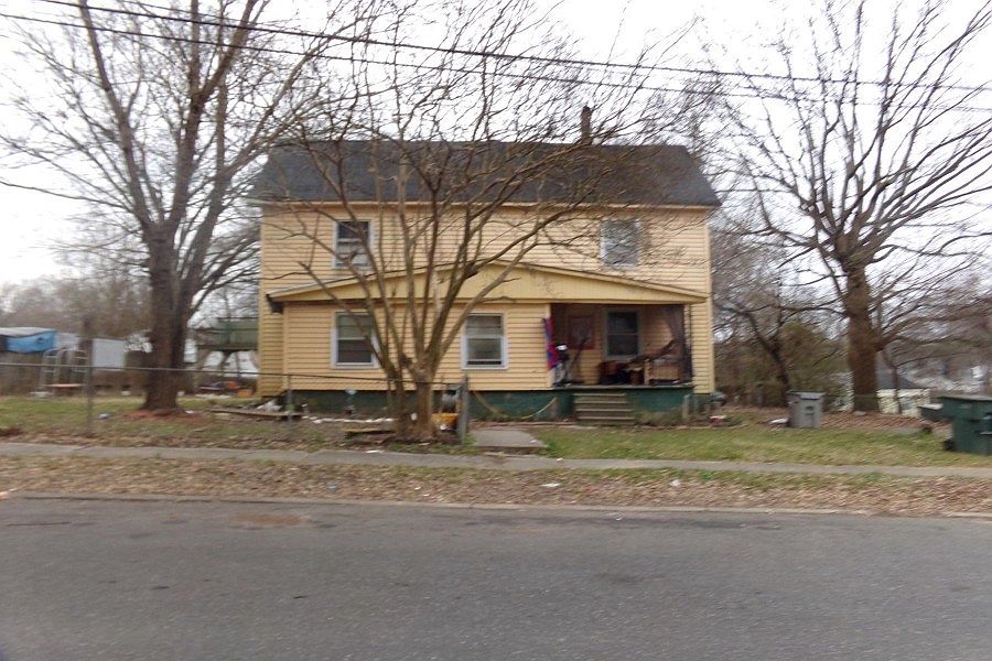 1st image of 913 W 3rd Ave