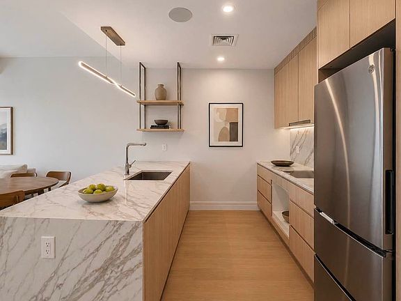 5th image of 960 Franklin Ave #205