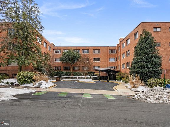 2nd image of 3900 Tunlaw Rd NW APT 101
