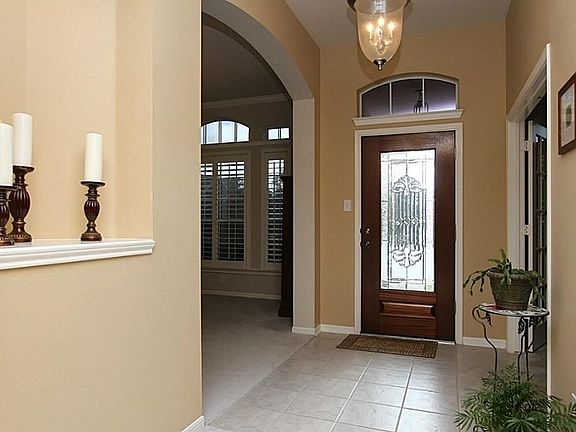 You will welcome your guests through this nice Entryway