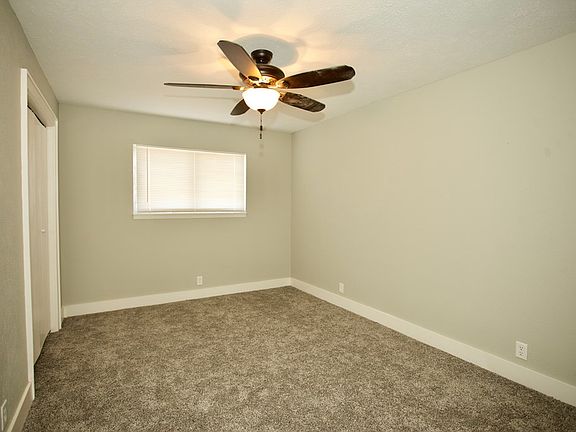 4th image of 102 E 22nd St
