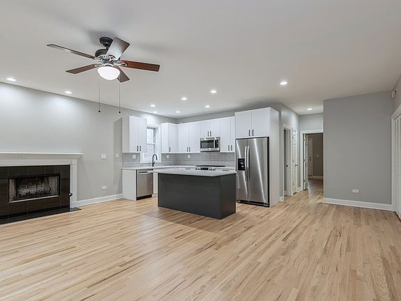 3rd image of 826 W Windsor Ave APT 2W