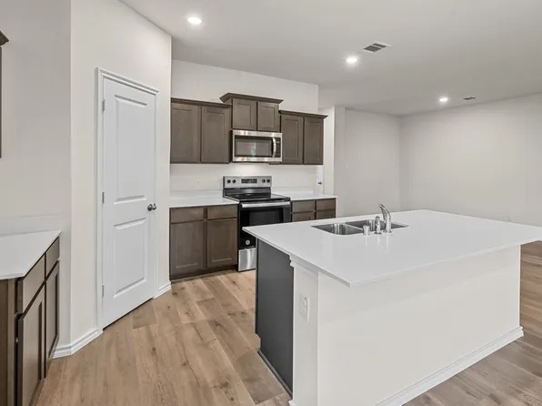 945 Newport Dr, Ferris, TX 75125