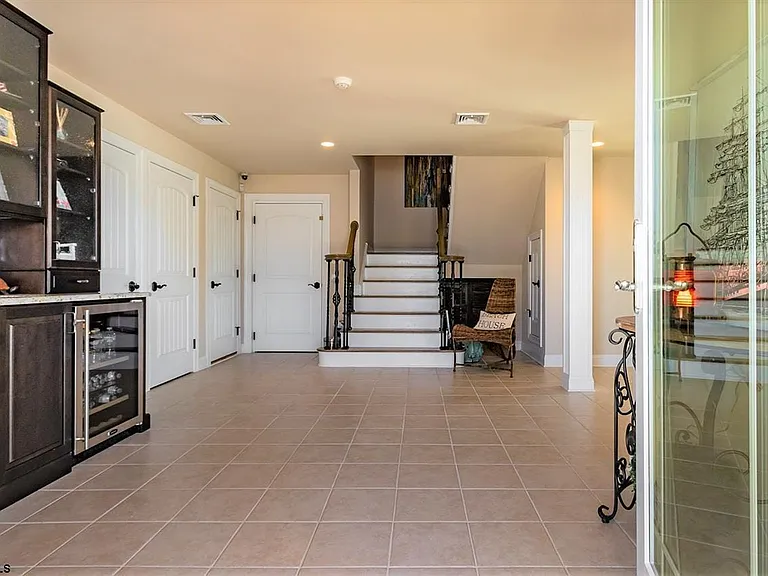 1001 Beach Ave E — Photo 2