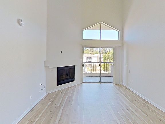 2nd image of 5550 Owensmouth Ave APT 310