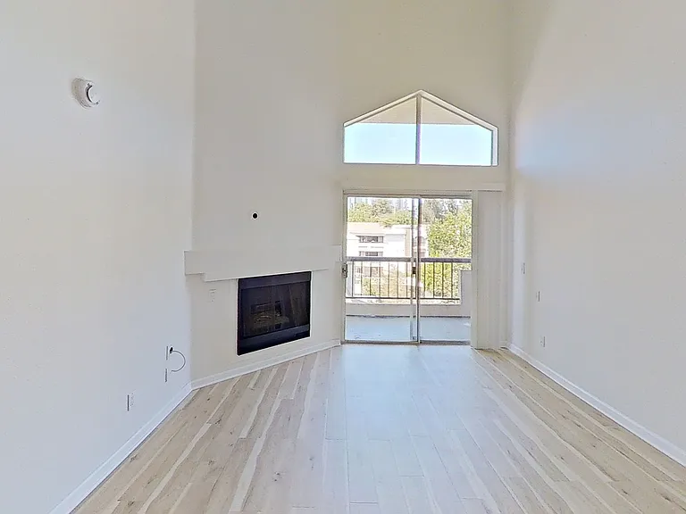 5550 Owensmouth Ave #310 — Photo 2