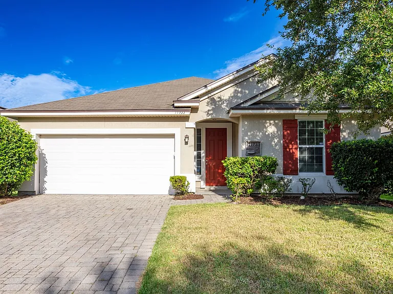 11733 Lake Bend Cir — Photo 1