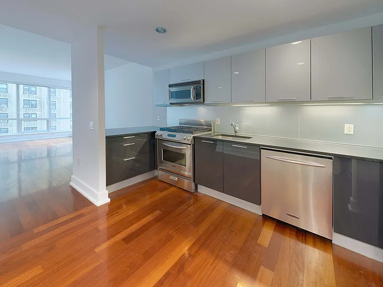 350 W 42nd St #11D — Photo 4