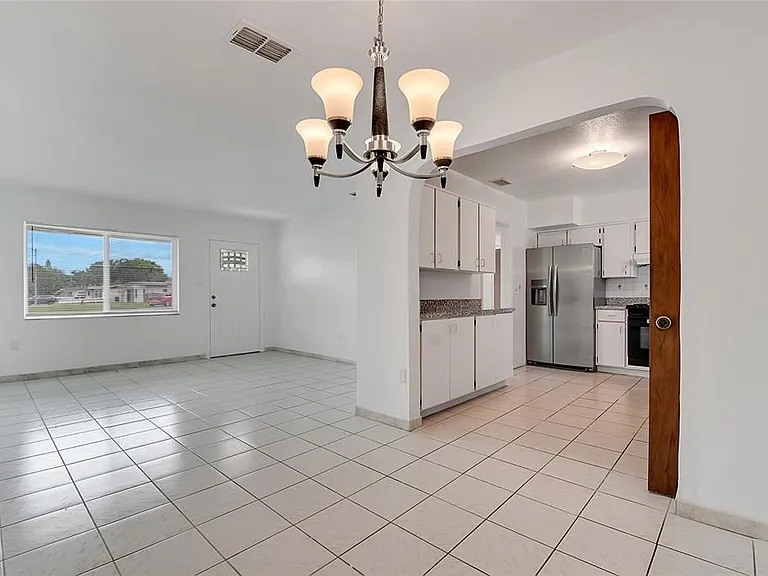 1040 San Luis Dr — Photo 9