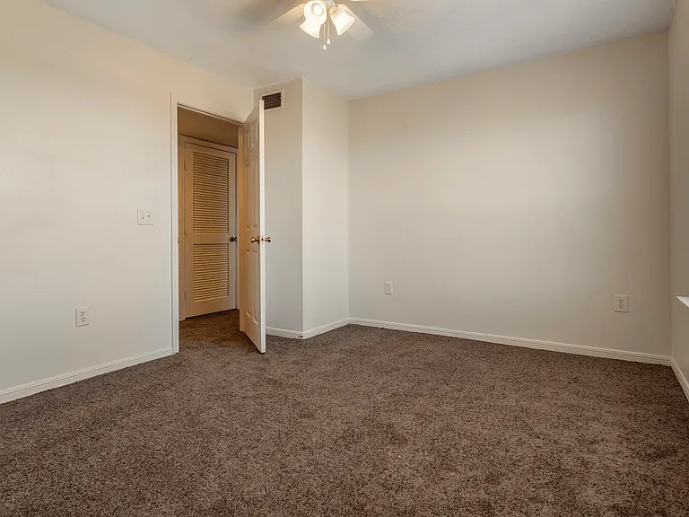 Shadow Ridge Apartments — Photo 23