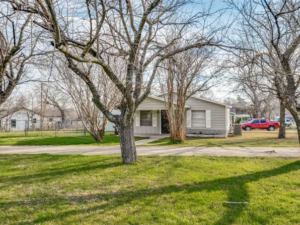 821 Meadow Park Dr, White Settlement, TX 76108
