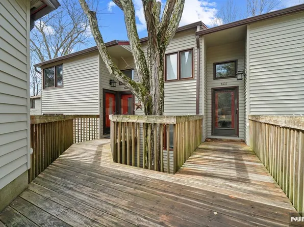 241 Mountainview Dr, Mahwah, NJ 07430