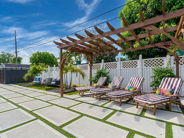 3609 SW 23rd St — Photo 6