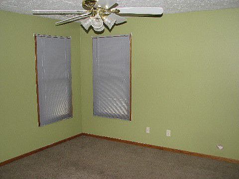 5th image of 940 Poplar St