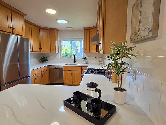 4th image of 994 Colonial Ln