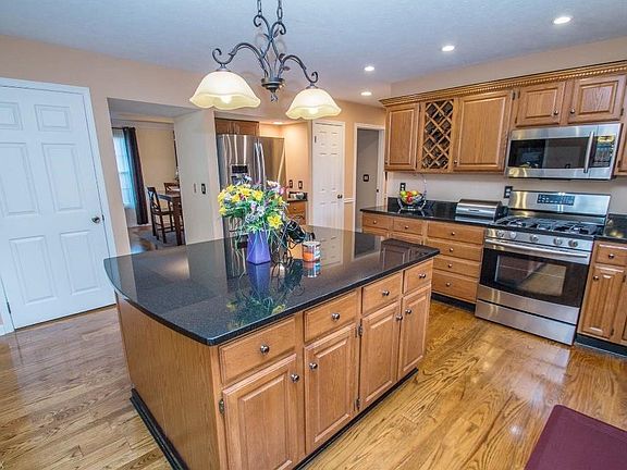 5th image of 580 Williamsburg Dr