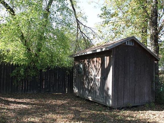 Extra storage hut in the backyard