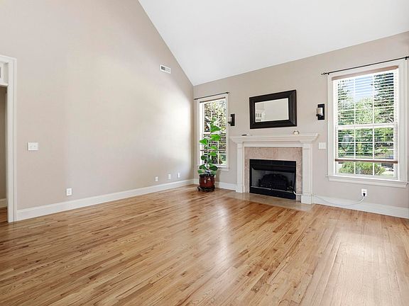4th image of 2 Wadsworth Ct