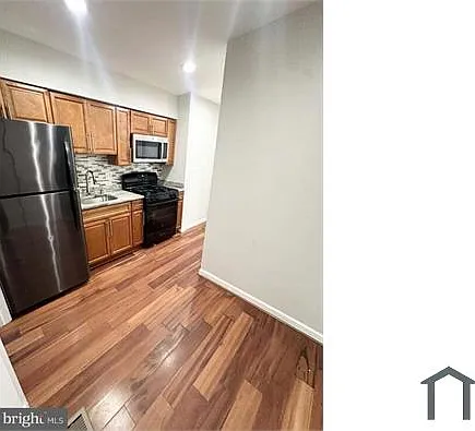 3 bed, 1000 sqft, $3,300 — Photo 2