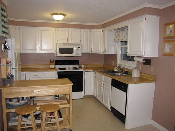 Fully Applianced Kitchen