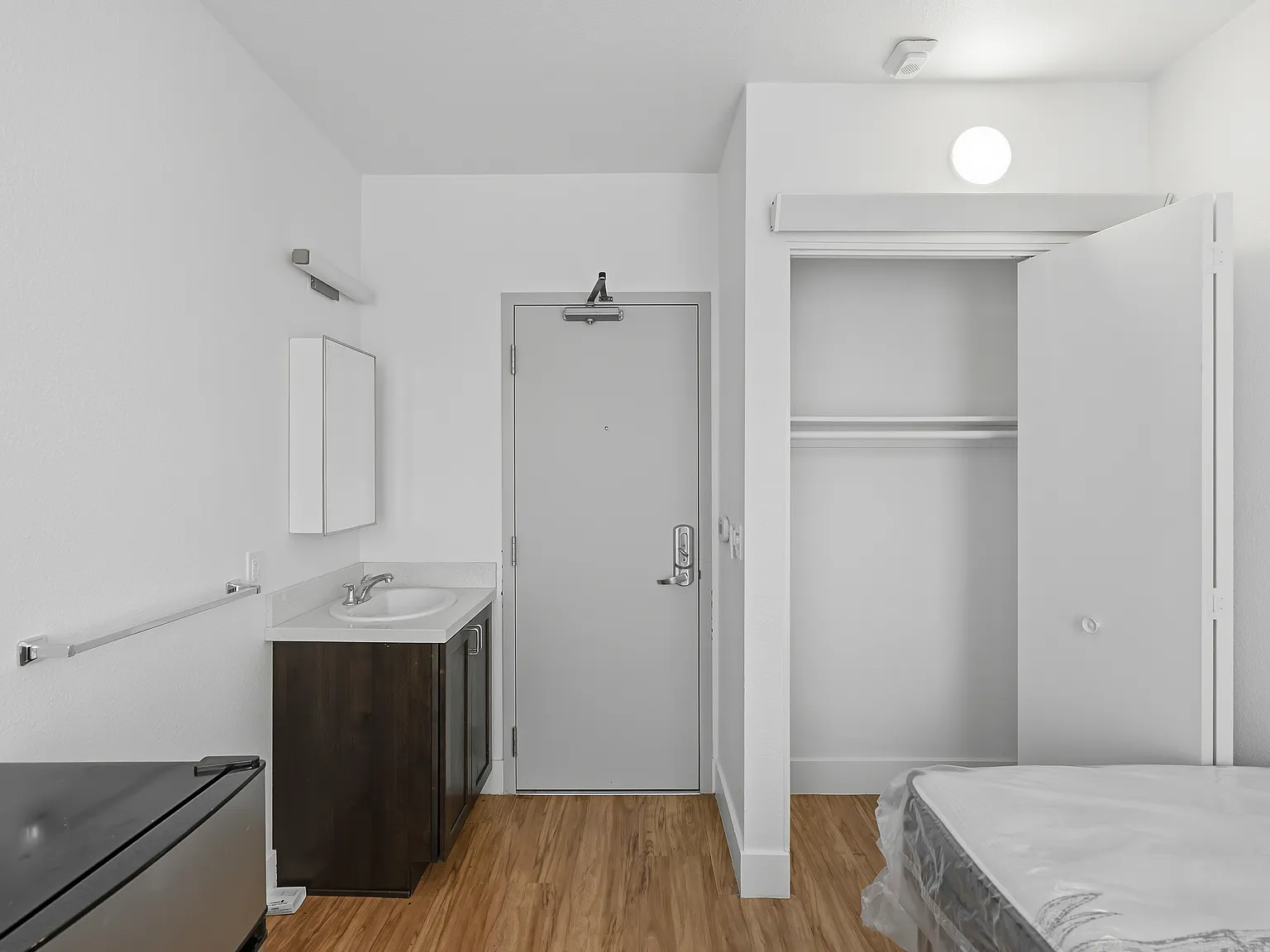 Studio, 160 sqft, $716 — Photo 2