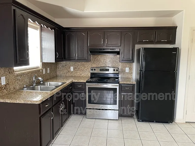 201 Gastel Cir #F — Photo 3