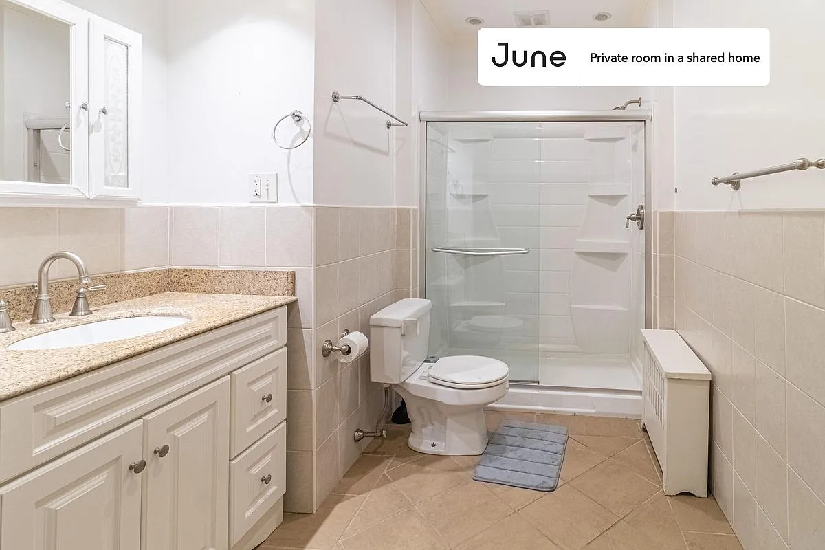 Full bedroom in 5 bed/2 bath home in Brighton #1303 E — Photo 4