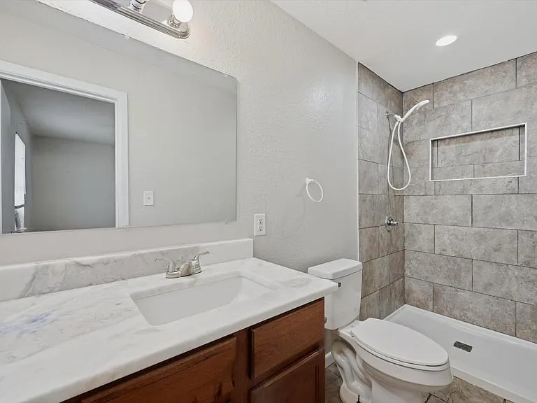 2521 N Hickory St — Photo 22