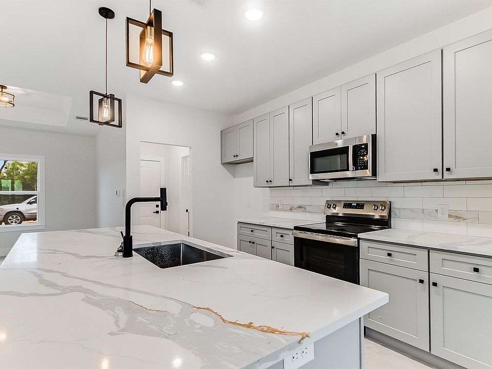 1st image of 104 W Hickory Drive